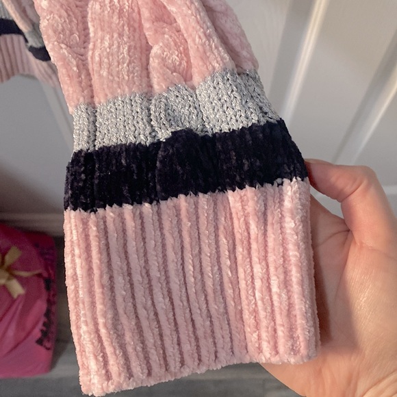 Long knit pink V neck sweater. - Picture 3 of 7